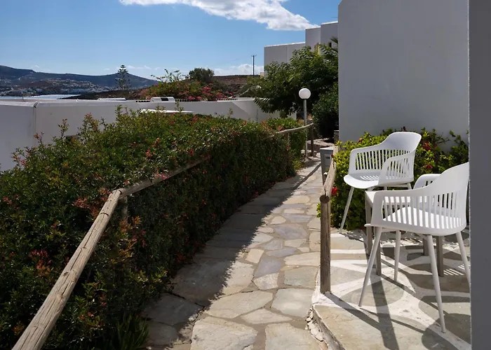 Akrotiri Hotel